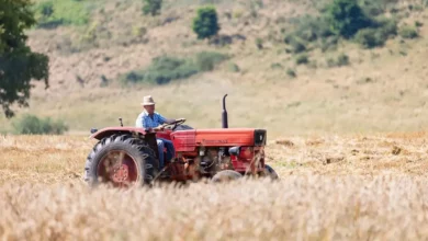 Prevrnuo se traktor kod Kozarca, vozač podlegao povredama