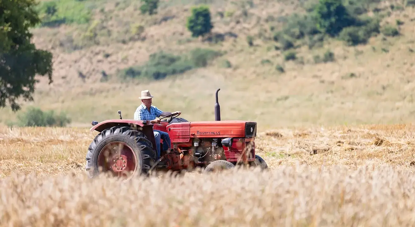Prevrnuo se traktor kod Kozarca, vozač podlegao povredama