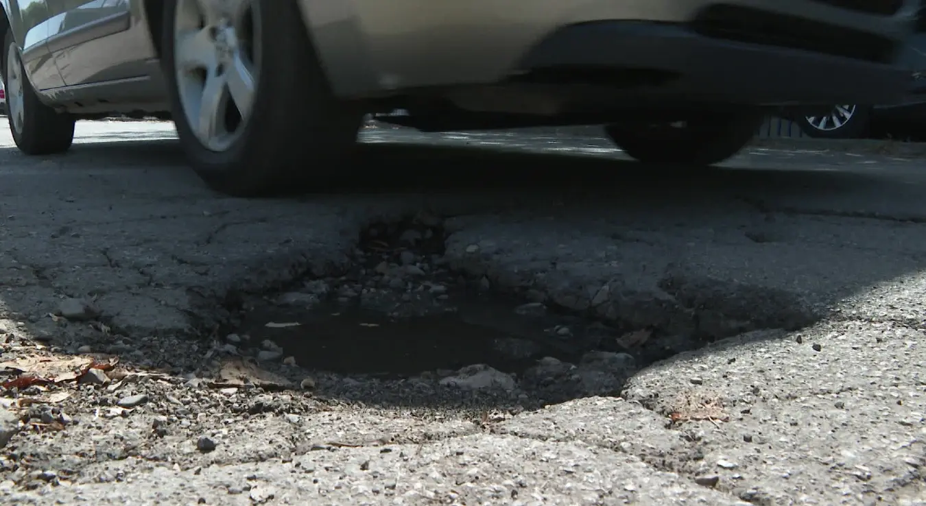 Rupe i ulegnuti šahtovi i dalje problem u Banjaluci