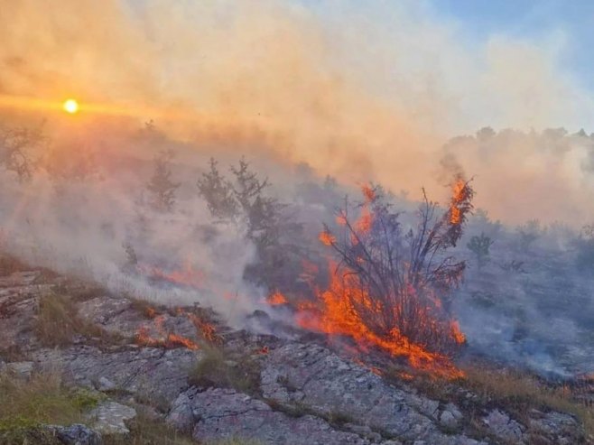 Požar kod Gacka: Na terenu sve raspoložive jedinice