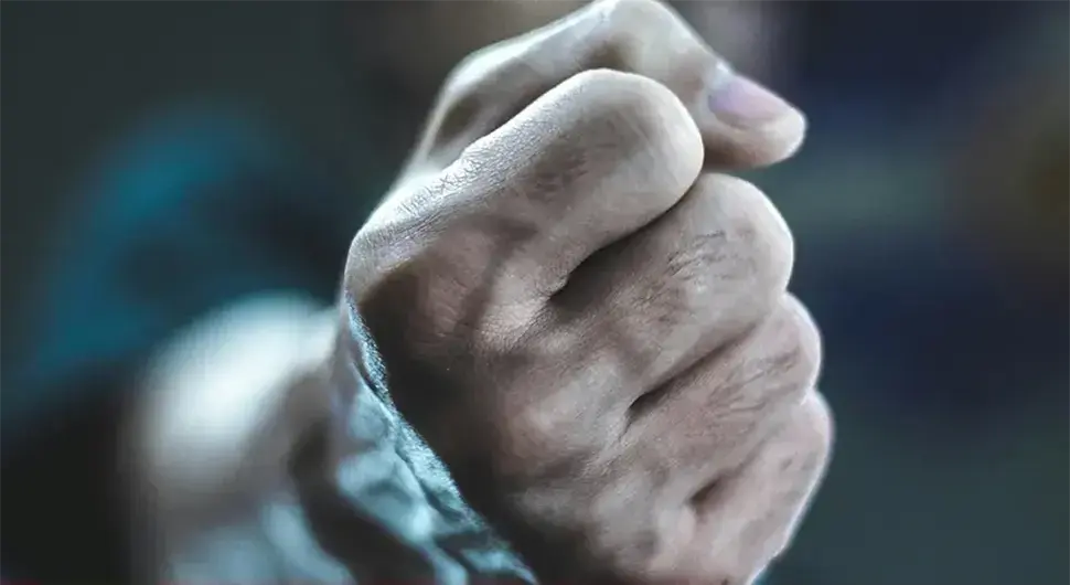 Brutalni napad u Zemun polju: policija traga za dvojicom napadača