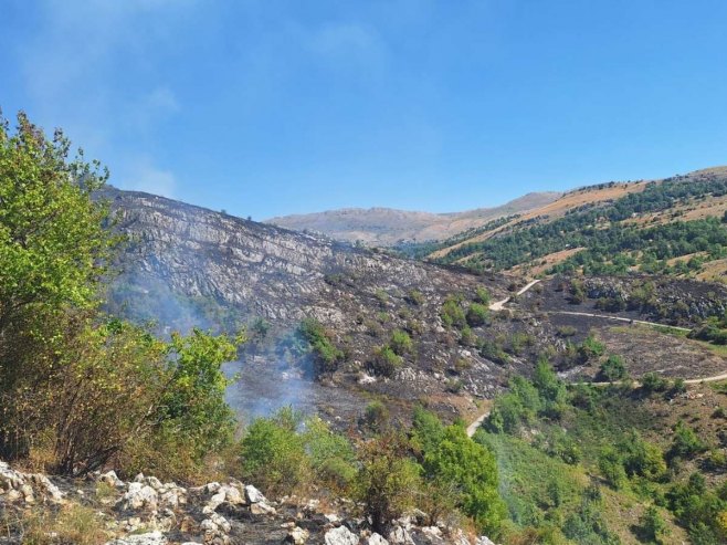 Požari u Nevesinju i Bileći aktivni, angažovan helikopter MUP-a