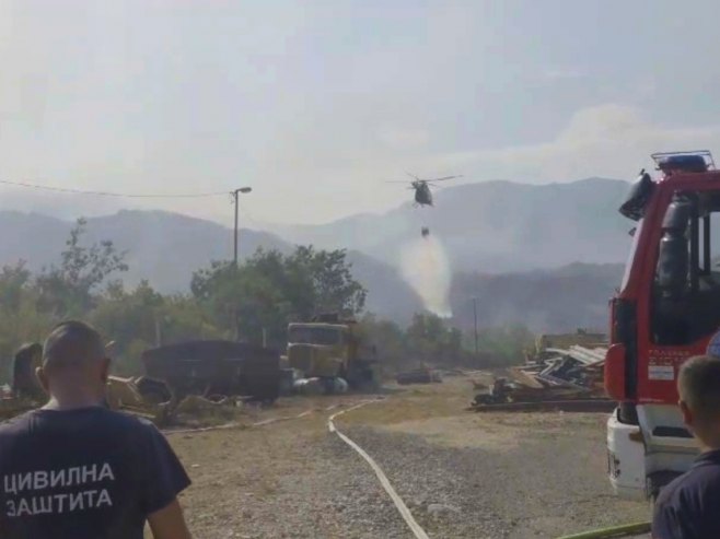 Helikopter MUP-a RS gasi požar u Trebinju