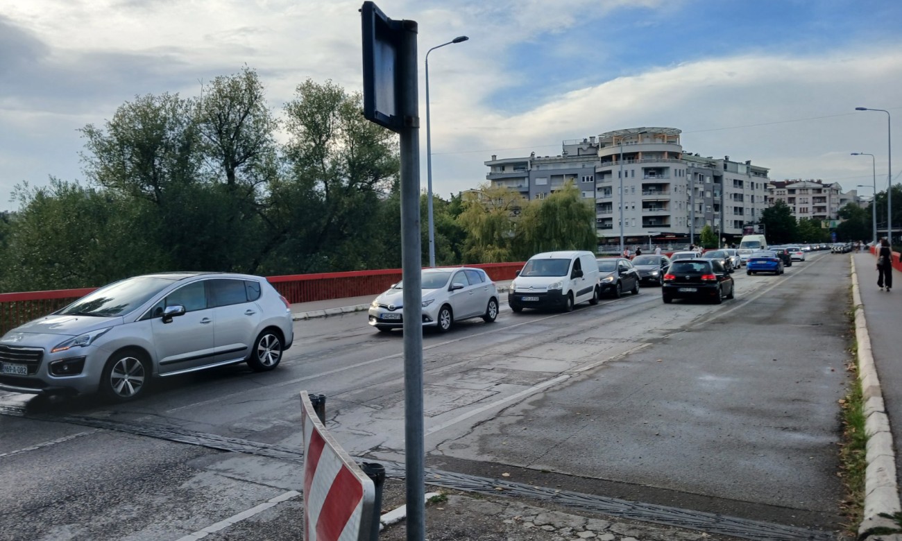 Kvar automobila izazvao velike gužve na Venecija mostu