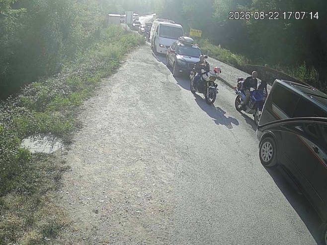 Duga čekanja na prijelazima Hum i Deleuša