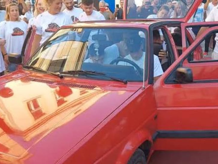 Neobičan rekord u Sanskom Mostu: 20 osoba u „golfu 2“
