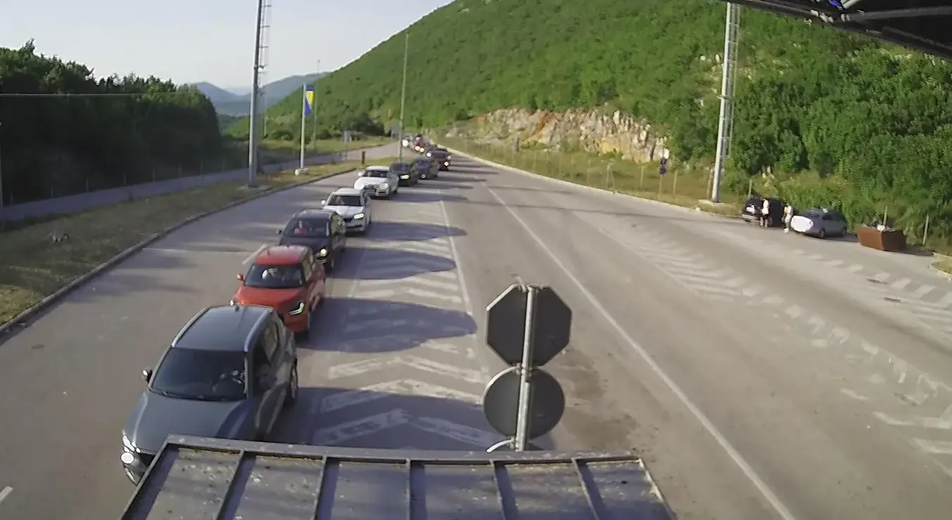 Duža čekanja na graničnim prelazima prema Crnoj Gori i Hrvatskoj
