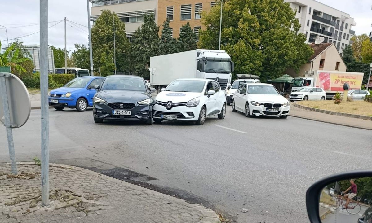 Saobraćajni kolaps na Rebrovcu: Dva automobila blokirala izlaz ka pumpi
