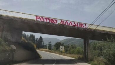 Transparent sa imenom Ratka Mladića na nadvožnjaku Pale-Jahorina