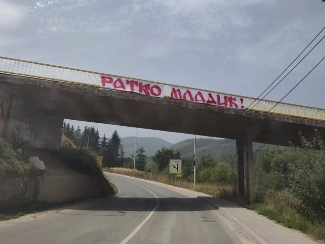 Transparent sa imenom Ratka Mladića na nadvožnjaku Pale-Jahorina
