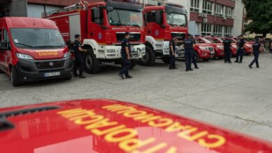 Vatrogasci iz Novog Sada u povratku sa požarišta spasili mladiće iz prevrnutog automobila