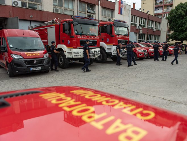 Vatrogasci iz Novog Sada u povratku sa požarišta spasili mladiće iz prevrnutog automobila