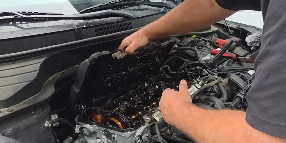 Zaštitari u SAD-u nisu gasili auto godinu dana: Mehaničar zatekao teška oštećenja motora