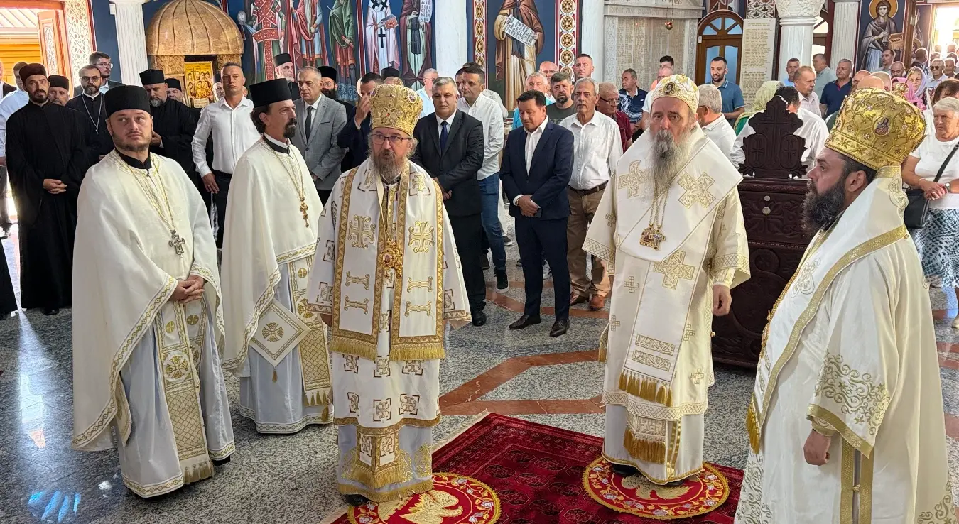 Mitropolit Fotije u Tesliću služi liturgiju i osvešta temelje parohijskog doma