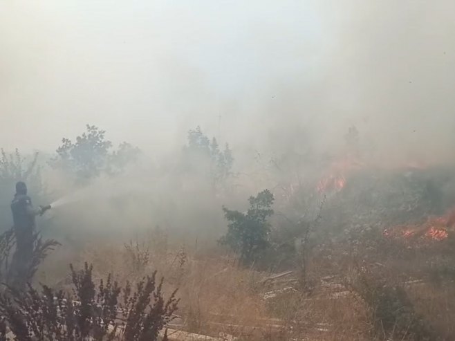 Vatra prijeti kućama u selu Turmenti, angažovan helikopter