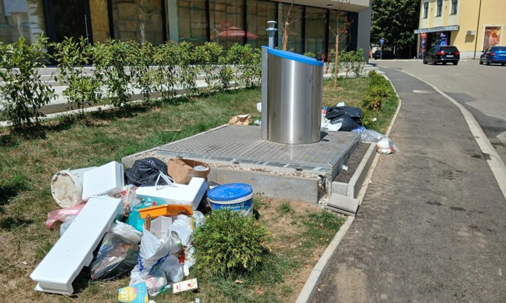Podzemni kontejneri u Boriku ostaju gotovo prazni, smeće i dalje svuda okolo