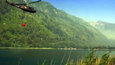 Helikopter Oružanih snaga BiH od jutros gasi požar kod Cazina