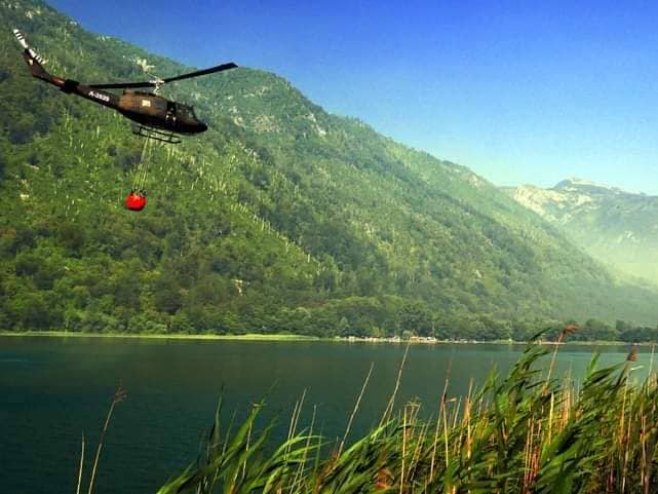 Helikopter Oružanih snaga BiH od jutros gasi požar kod Cazina
