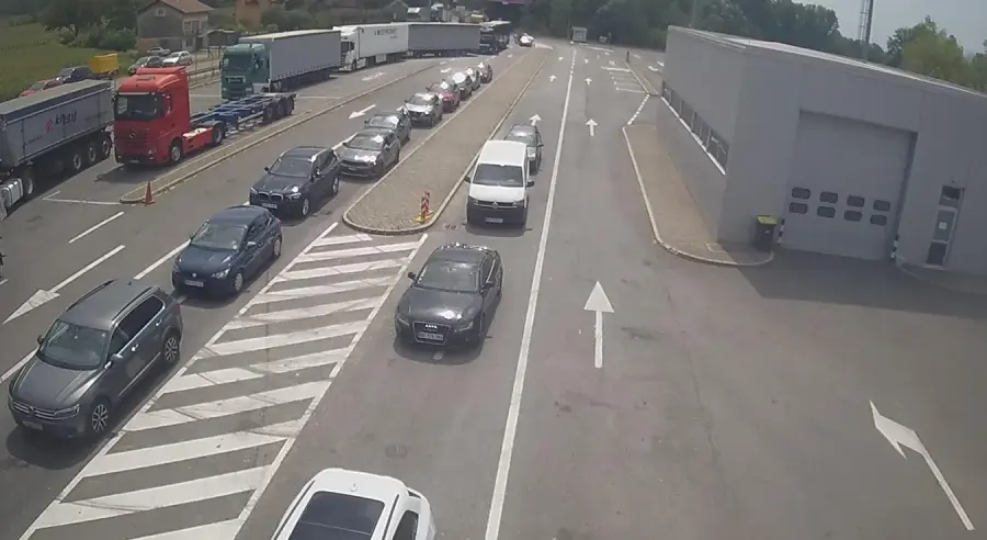 Velike gužve na graničnim prelazima sa Hrvatskom i Crnom Gorom