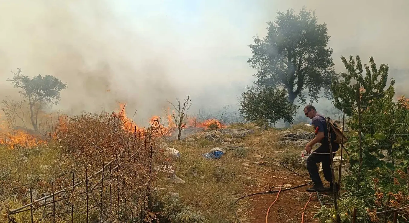 Vatrogasci iz Trebinja cijelu noć u borbi s vatrom u Baošićima
