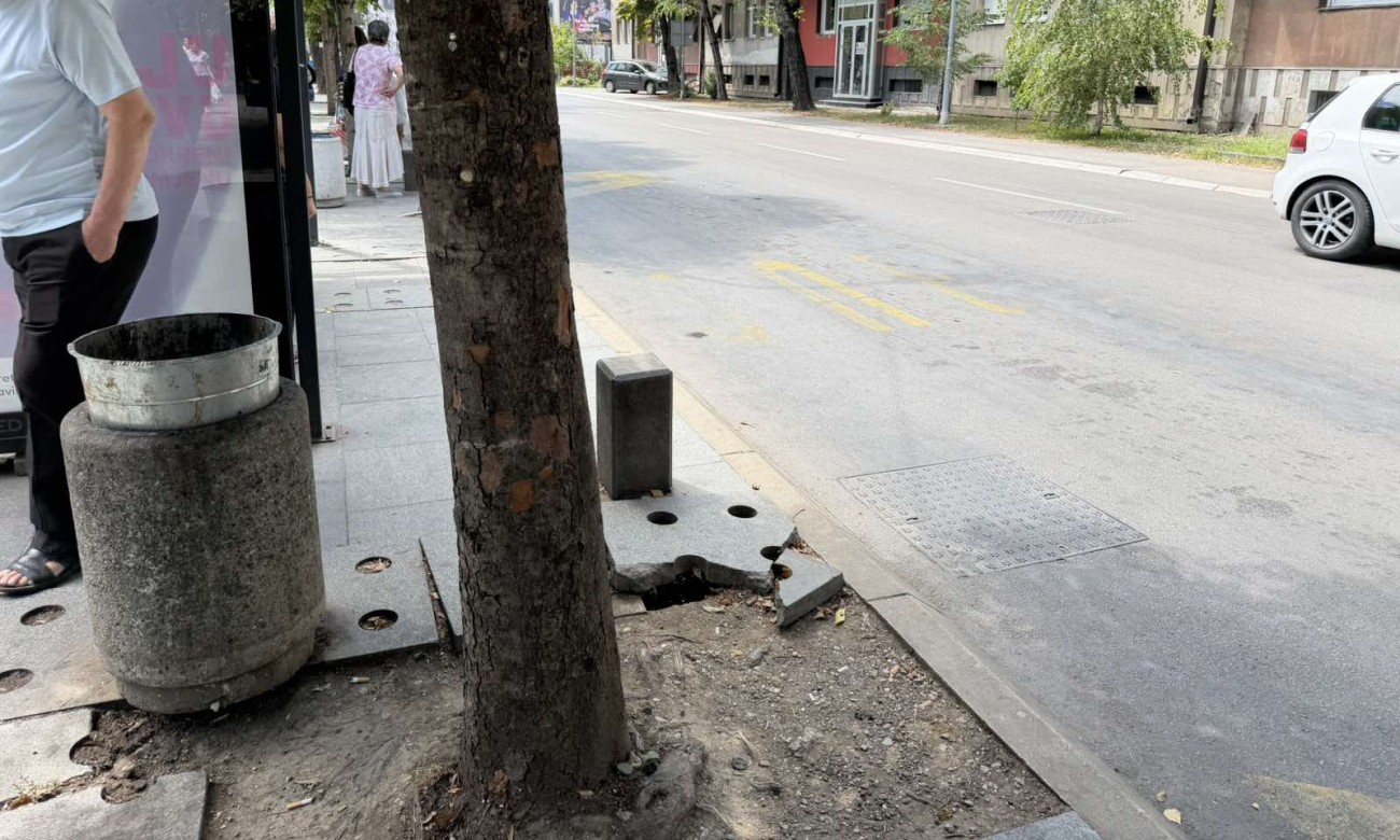 Stajalište u centru Banjaluke sve je veća zamka za pješake