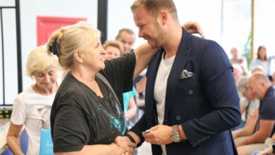 Draško Stanivuković uručio kartice za besplatan prevoz penzionerima