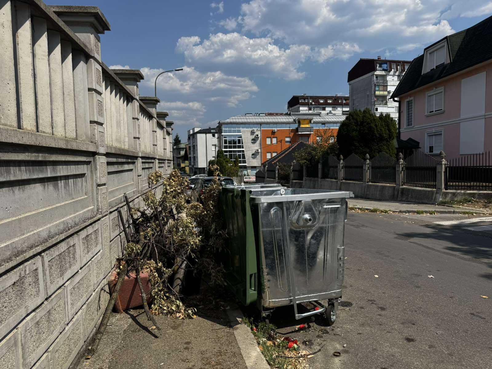 Nekultura u Boriku: smeće kraj praznih kontejnera