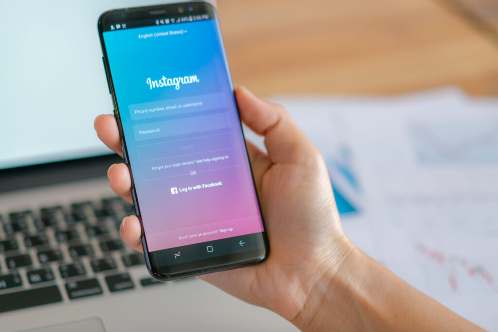 Zbog Instagram storije kazna od 600 evra: Mladić ispred policijskog auta pokazao srednji prst