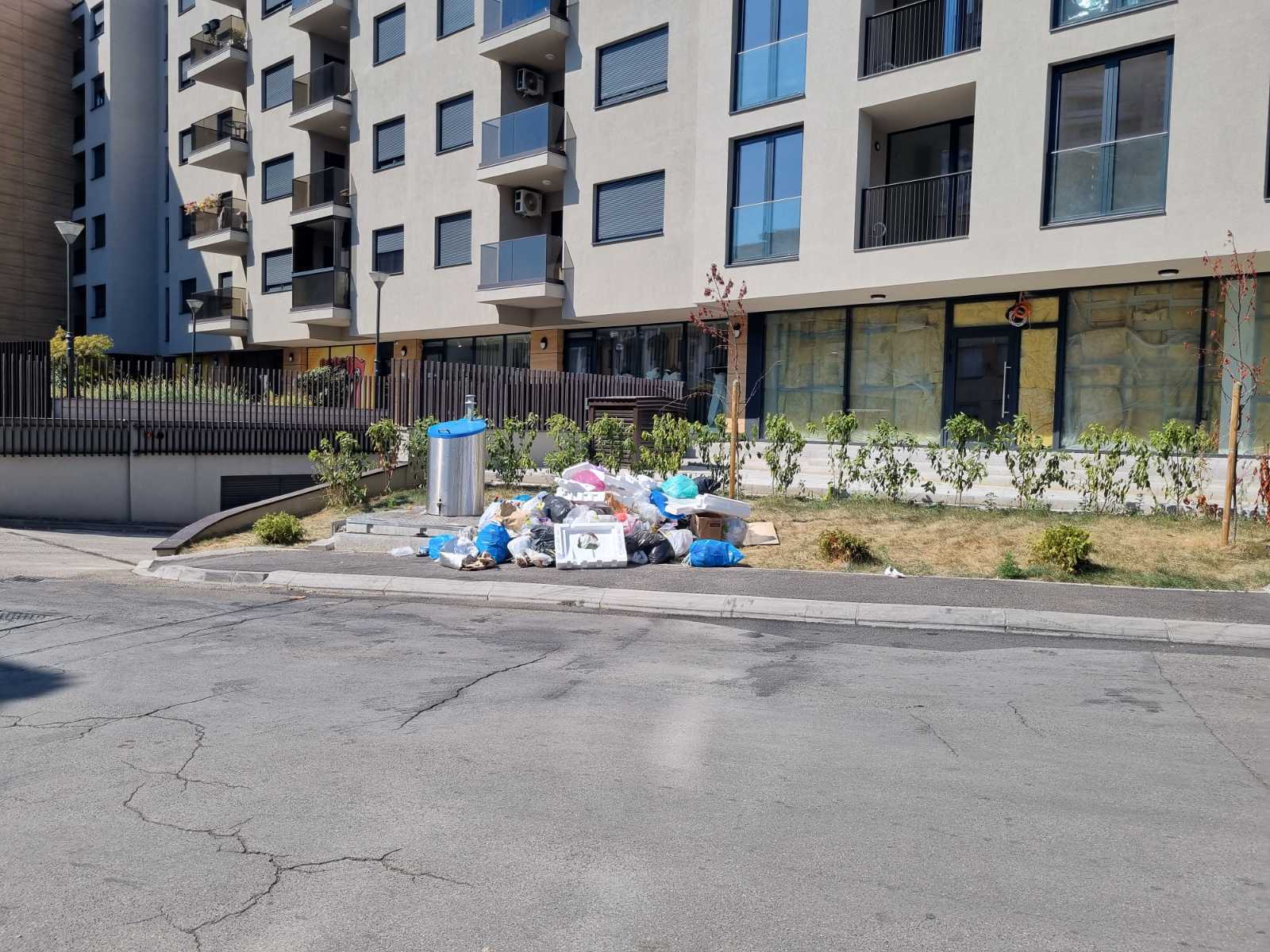 Borik: Smeće pored kontejnera i dalje muči stanare