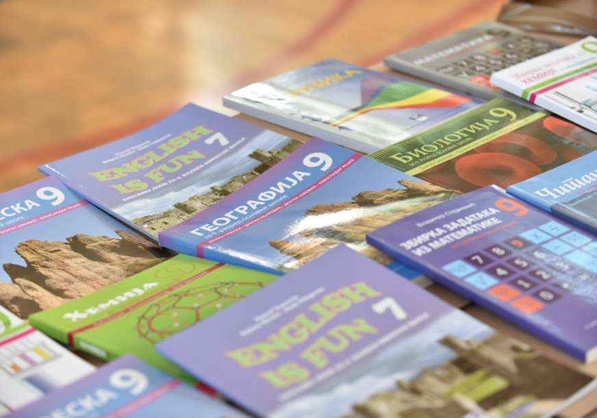 U Srpskoj počela podjela besplatnih udžbenika