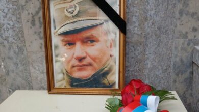 U Banjaluci otvorena knjiga žalosti: Mladić ostaje heroj