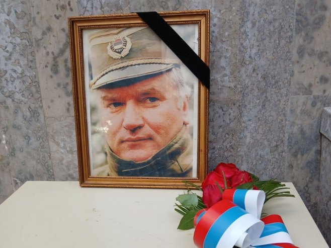 U Banjaluci otvorena knjiga žalosti: Mladić ostaje heroj