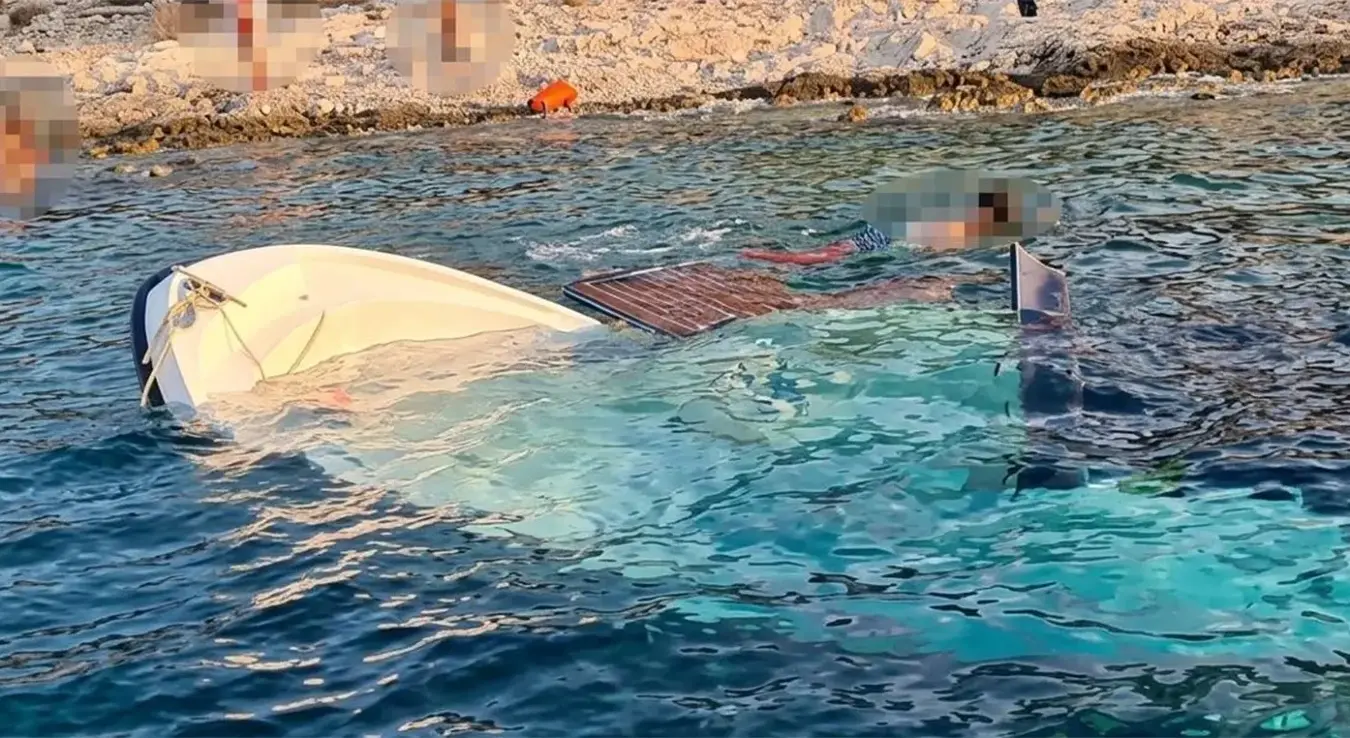 Turisti završili u moru: pijani kapetan na Hvaru izazvao potapanje brodice