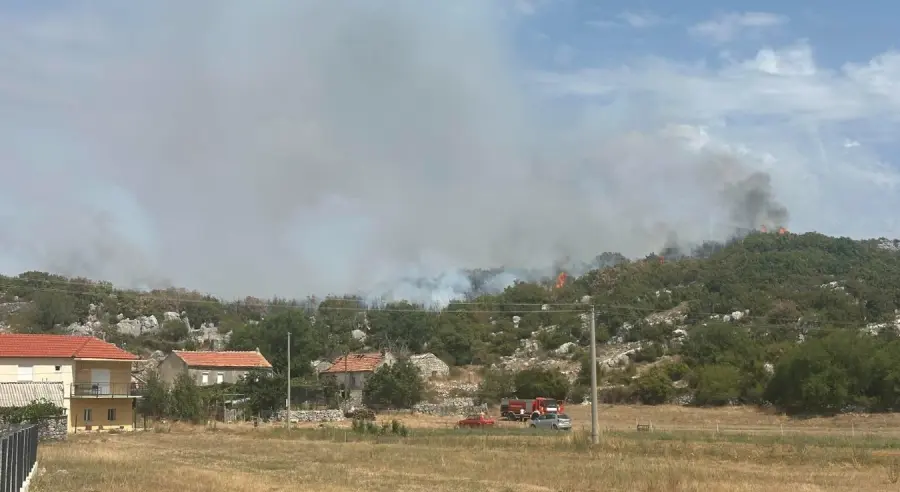 Vatra prijeti kućama u Tulima kod Trebinja