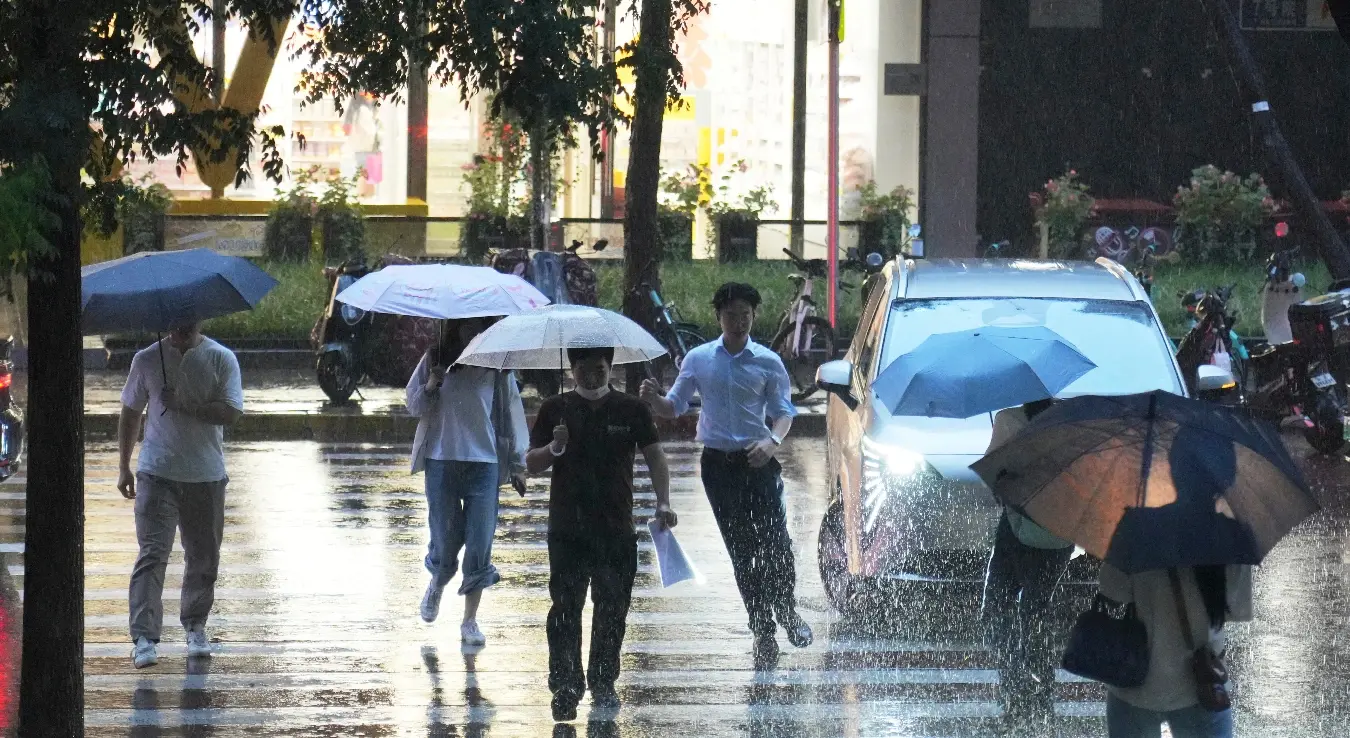 Obilne kiše u Kini odnele puteve, evakuisano 25.000 ljudi