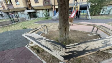 Klupe na dječijem igralištu u Banjaluci polivene motornim uljem