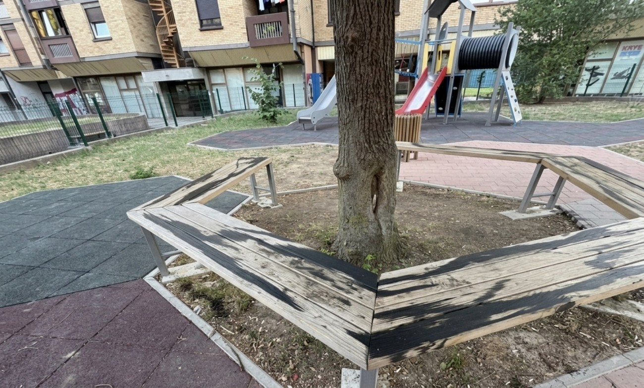 Klupe na dječijem igralištu u Banjaluci polivene motornim uljem