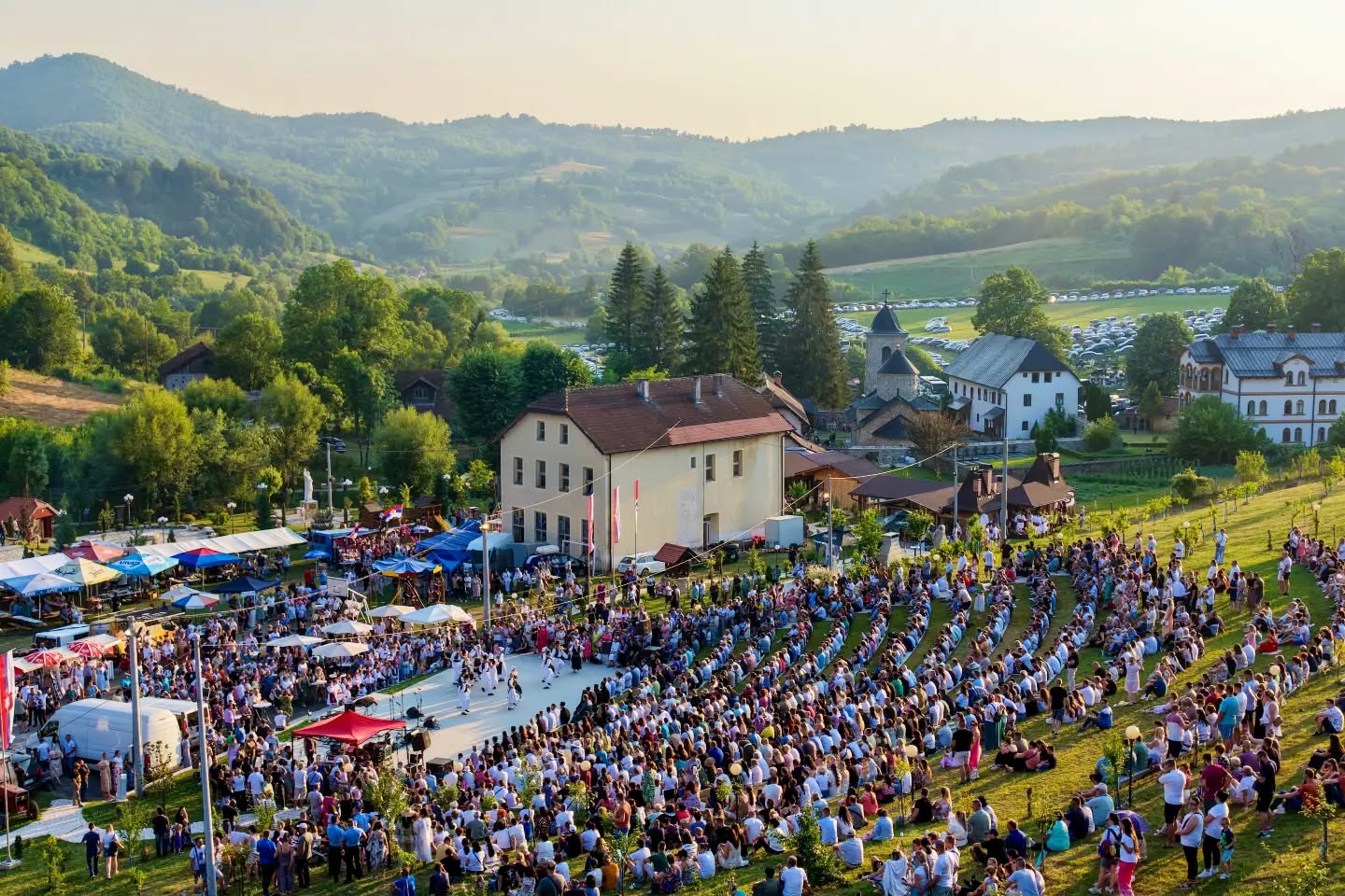 Kultna predstava „Jazavac pred sudom“ večeras kod Manastira Gomionica