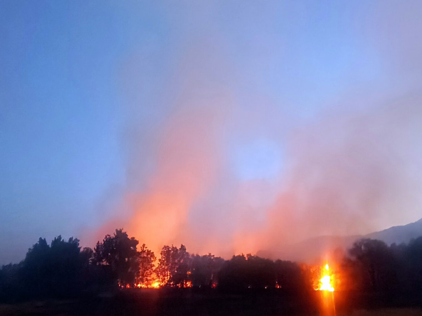 Vatrogasci i helikopter u borbi sa požarima kod Trebinja