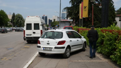 Automobili zauzeli trotoar u Pilanskoj ulici, pješaci upozoravaju