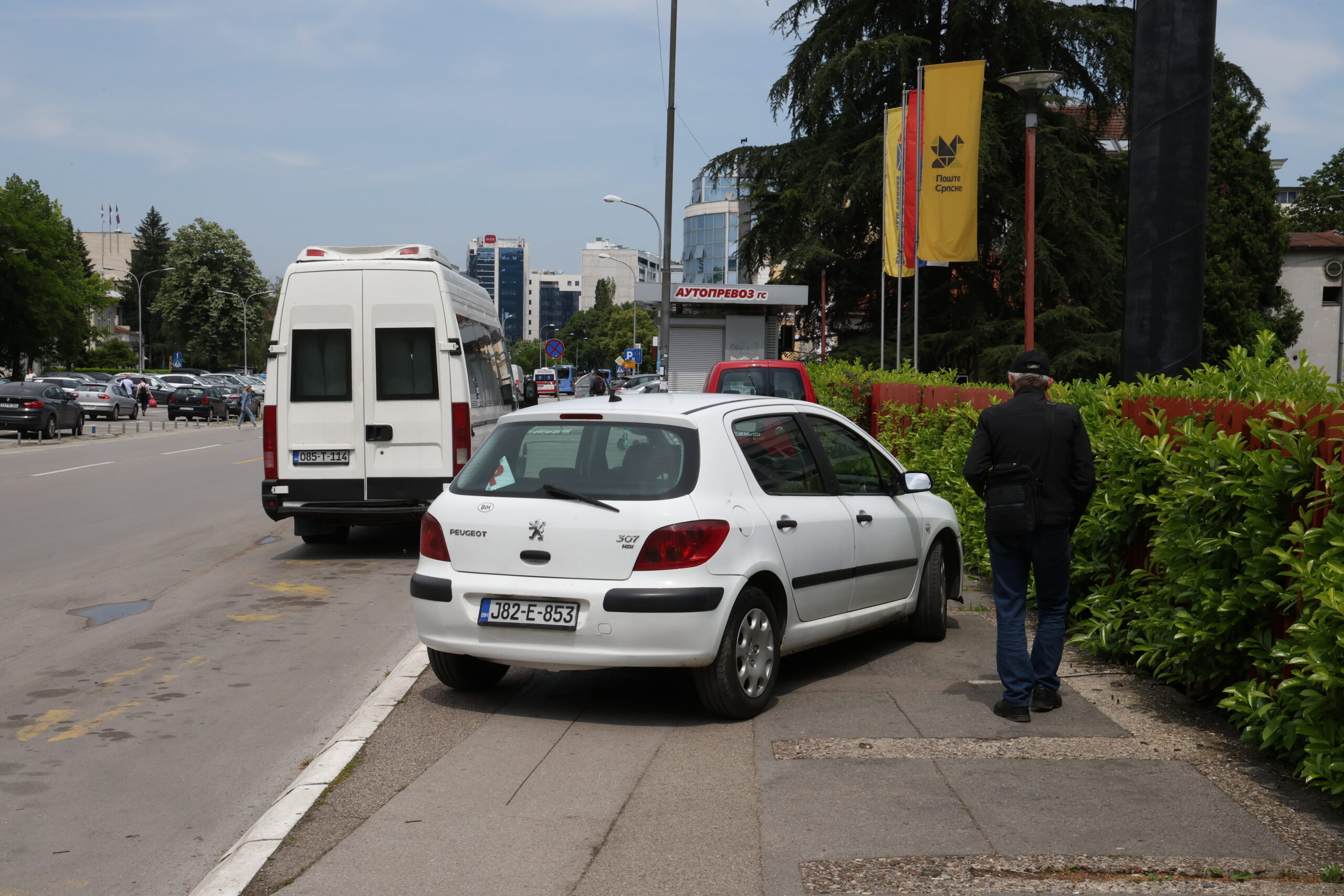 Automobili zauzeli trotoar u Pilanskoj ulici, pješaci upozoravaju