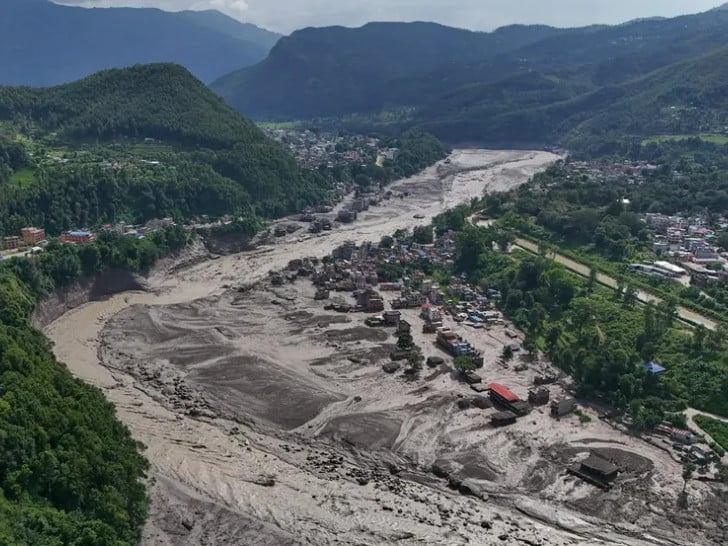 Poplave u Nepalu: Skoro 400 osoba se vodi kao nestalo