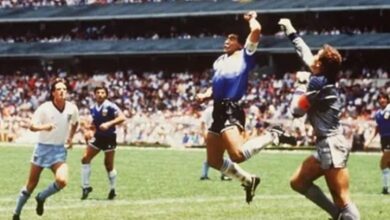 Maradonina „Božja ruka“ prodata za 2,5 miliona funti
