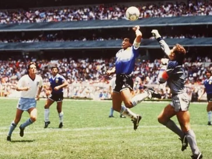 Maradonina „Božja ruka“ prodata za 2,5 miliona funti
