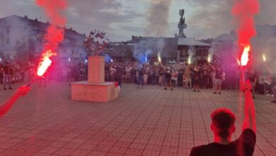 Uz svijeće i baklje odata počast generalu Mladiću