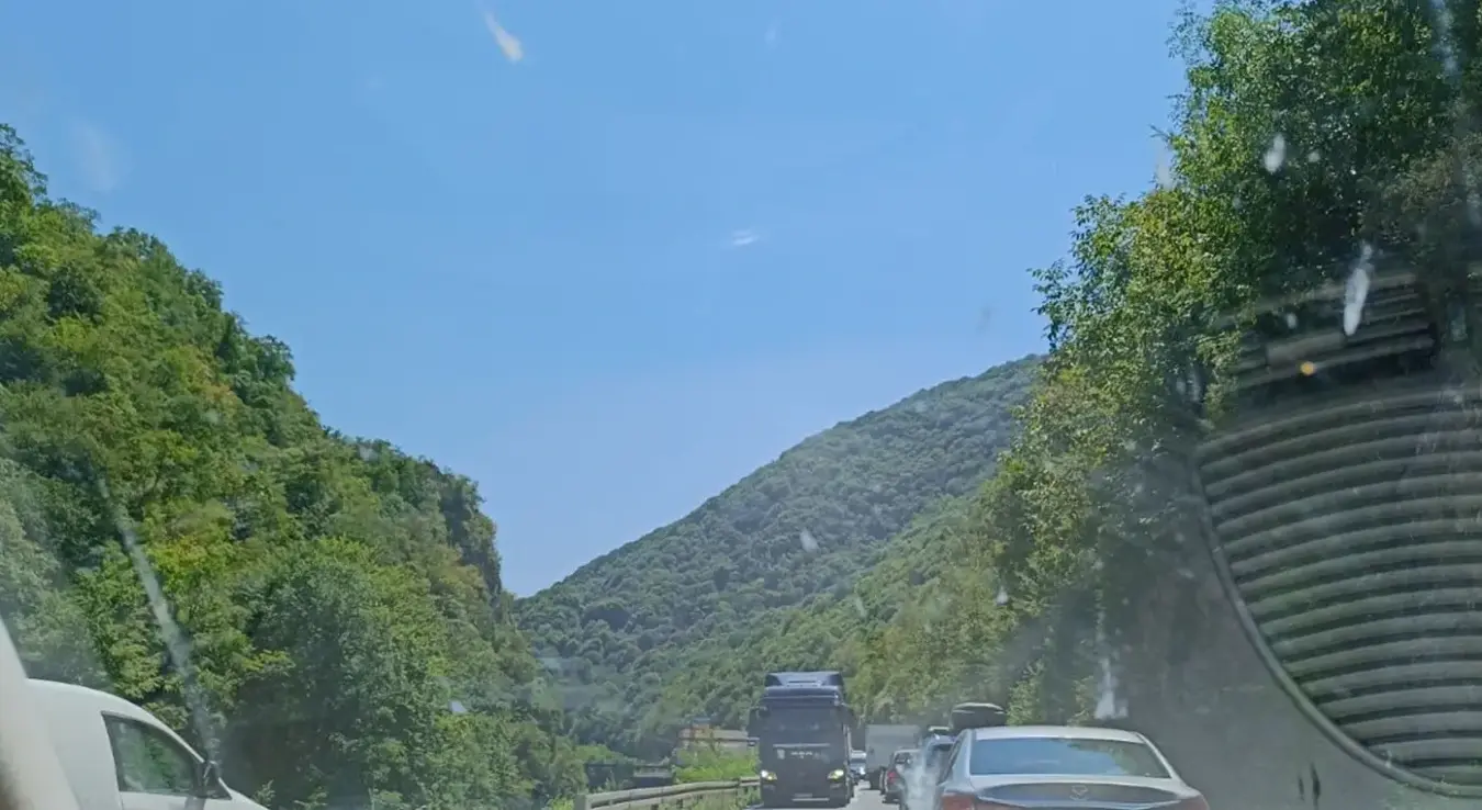 Sudar dva automobila i kamiona u Bočcu, nema povrijeđenih