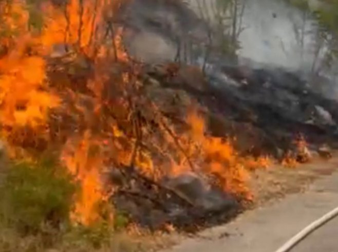 Požar u Omišu zahvatio područje iznad grada, vatra prijeti kućama