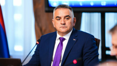 Minić položio vijenac u Spomen-hramu u Tesliću