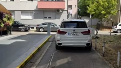 BMW njemačkih registarskih oznaka parkiran nasred prolaza u Banjaluci