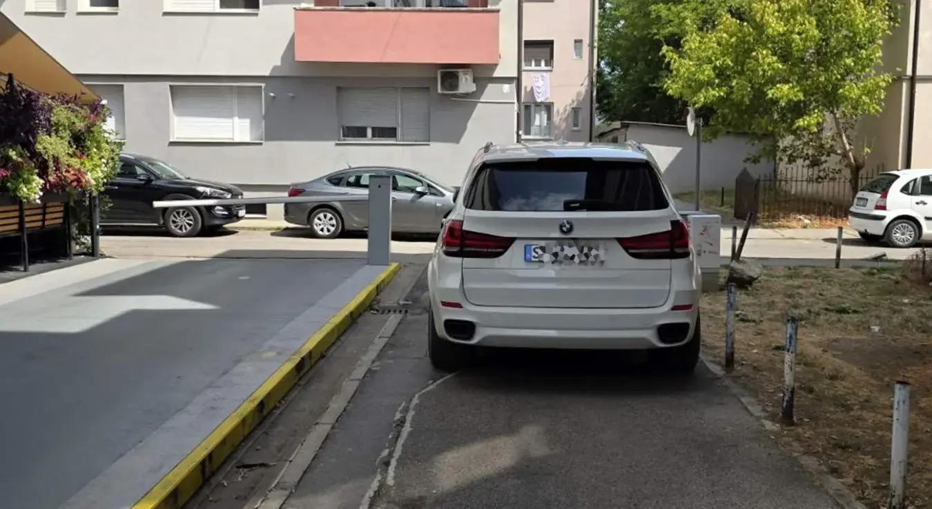 BMW njemačkih registarskih oznaka parkiran nasred prolaza u Banjaluci